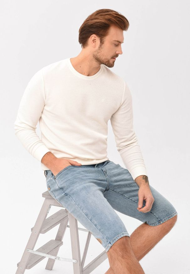 Volcano - Jasnoniebieskie szorty jeansowe E-BERGS. Kolor: niebieski. Materiał: jeans. Długość: krótkie. Wzór: aplikacja. Sezon: lato. Styl: klasyczny