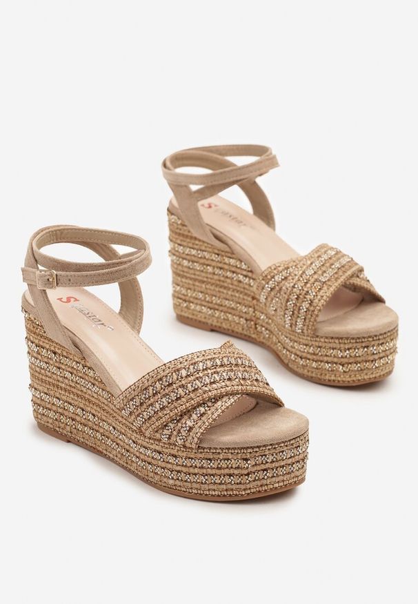 Renee - Ciemnobeżowe Sandały Boho z Metalicznymi Przeszyciami na Plecionym Koturnie Renzia. Okazja: na co dzień. Kolor: beżowy. Materiał: jeans. Sezon: lato. Obcas: na koturnie. Styl: boho