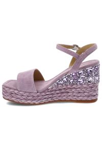 Fioletowe Sandały Alma En Pena Eleganckie Buty Damskie. Okazja: na co dzień. Zapięcie: sprzączka, pasek. Kolor: fioletowy. Materiał: skóra, zamsz. Szerokość cholewki: normalna. Sezon: lato. Obcas: na koturnie. Styl: elegancki. Wysokość obcasa: średni #3