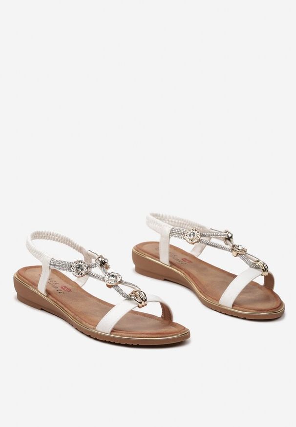 Renee - Białe Sandały z Metalową Aplikacją oraz Cyrkoniami Novaress. Okazja: na spacer. Zapięcie: bez zapięcia. Kolor: biały. Wzór: aplikacja. Sezon: lato