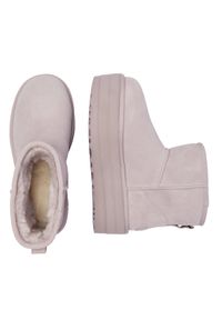 Ugg - UGG W CLASSIC MINI PLATFORM Buty zimowe damskie. Kolor: fioletowy. Materiał: wełna, poliester, skóra, lyocell, zamsz. Szerokość cholewki: normalna. Wzór: aplikacja. Sezon: zima. Obcas: na platformie #3