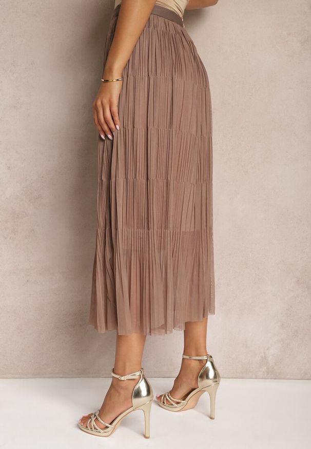 Renee - Jasnobrązowa Rozkloszowana Spódnica z Tiulu Wykończona Gumką w Pasie Risshara. Okazja: na co dzień. Kolor: brązowy. Materiał: tiul. Styl: elegancki, casual