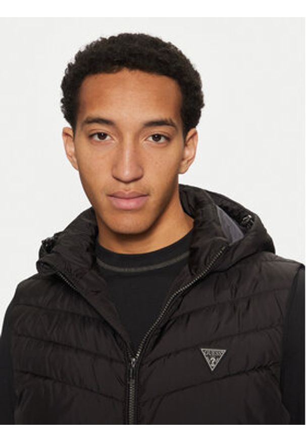 Guess Kamizelka M5RN21 WCQA2 Czarny Regular Fit. Kolor: czarny. Materiał: syntetyk