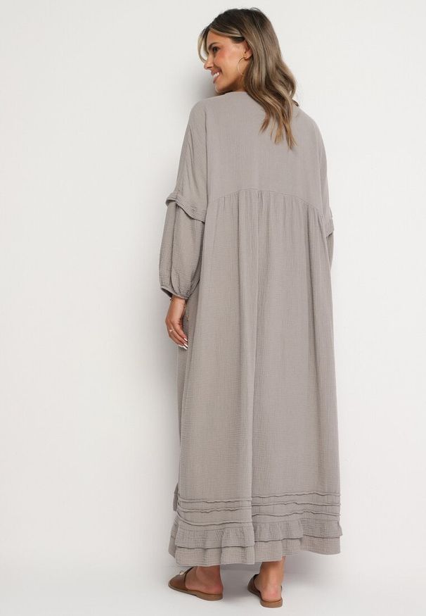 Born2be - Ciemnobeżowa Bawełniana Muślinowa Sukienka Ozdobiona Falbanką Perisea. Okazja: na co dzień. Typ kołnierza: dekolt w kształcie V. Kolor: beżowy. Materiał: bawełna. Wzór: aplikacja. Typ sukienki: proste. Styl: casual