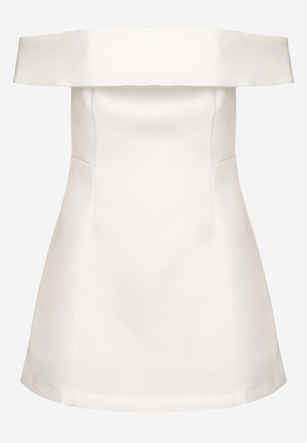 Born2be - Biała Taliowana Sukienka z Dekoltem Bandeau z Zakładką Zelzemis. Kolor: biały. Styl: elegancki, klasyczny