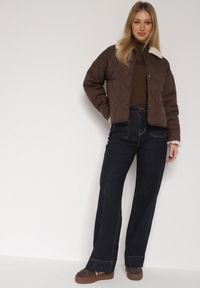 Born2be - Granatowe Jeansy z Bawełną o Szerokim Kroju z Wysokim Stanem i Ozdobnymi Kieszeniami Adelsala. Okazja: na co dzień. Stan: podwyższony. Kolor: niebieski. Styl: casual, klasyczny, rockowy, elegancki #3