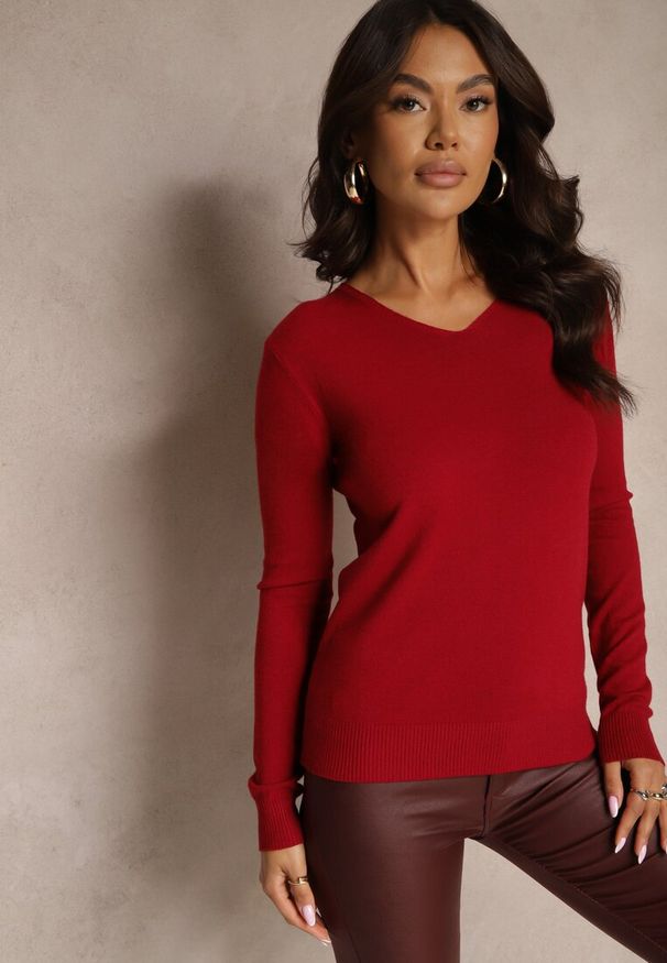 Renee - Bordowy Sweter z Bawełną i Trójkątnym Dekoltem Eulinevia. Okazja: na co dzień, na spotkanie biznesowe. Kolor: czerwony. Materiał: bawełna. Wzór: aplikacja. Styl: casual, biznesowy