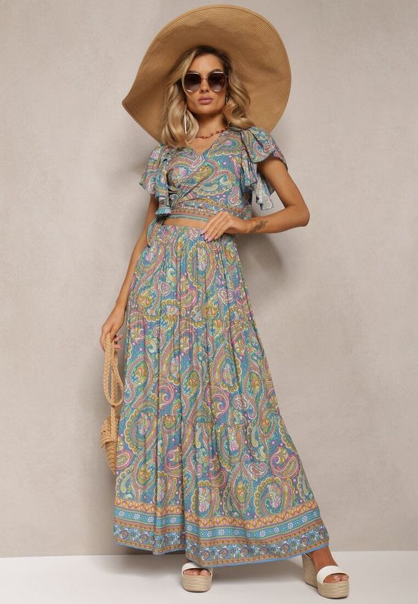 Renee - Niebieski Wiskozowy Komplet 2-Częściowy w Print Paisley Długa Spódnica i Kopertowy Top Aeodosia. Kolor: niebieski. Materiał: wiskoza. Wzór: paisley, nadruk