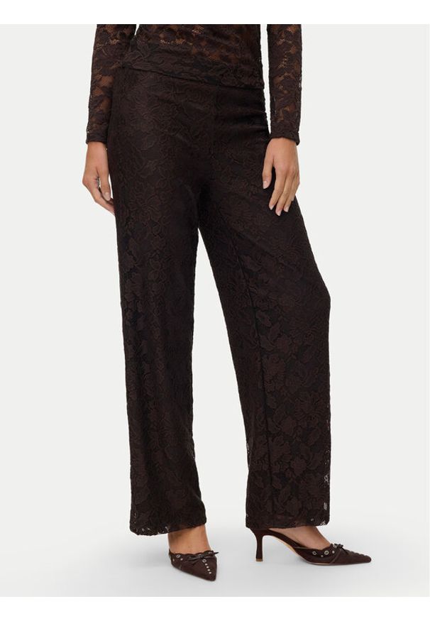 Vero Moda Spodnie materiałowe Neline 10335568 Brązowy Regular Fit. Kolor: brązowy. Materiał: syntetyk