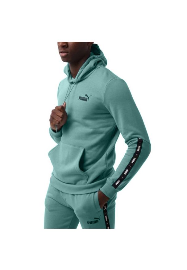 Puma - Bluza męska z kapturem PUMA PUMA ESS+ Tape Hoodie. Typ kołnierza: kaptur. Kolor: zielony