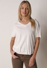 Born2be - Biała Bluzka z Wiskozą o Nietoperzowym Kroju Oromeda. Okazja: na co dzień. Kolor: biały. Materiał: wiskoza. Styl: casual #1