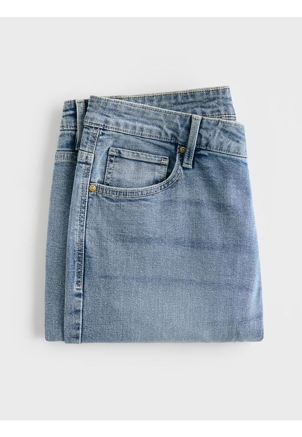 Reserved - Jeansy carrot slim z efektem sprania - niebieski. Kolor: niebieski