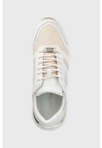 Calvin Klein sneakersy kolor beżowy. Nosek buta: okrągły. Zapięcie: sznurówki. Kolor: beżowy. Materiał: guma. Obcas: na obcasie. Wysokość obcasa: niski #4