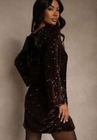 Renee - Brązowa Sukienka z Odkrytymi Plecami z Kokardą Zdobiona Cekinami Carilyera. Okazja: na imprezę. Typ kołnierza: kokarda. Kolor: brązowy. Materiał: wiskoza, elastan. Wzór: aplikacja. Styl: wizytowy, klasyczny #1