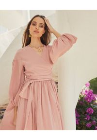 BY CABO - Różowa sukienka z paskiem NAMIBE. Kolor: różowy, wielokolorowy, fioletowy. Typ sukienki: kopertowe