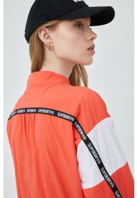 Superdry kurtka damska kolor pomarańczowy przejściowa oversize. Kolor: pomarańczowy. Materiał: materiał