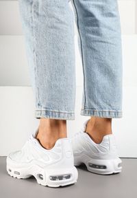 Renee - Białe Buty Sportowe Sneakersy z Geometrycznym Tłoczeniem Vulinea. Okazja: na co dzień, na spacer. Zapięcie: sznurówki. Kolor: biały. Materiał: jeans. Wzór: geometria. Obcas: na platformie. Sport: turystyka piesza