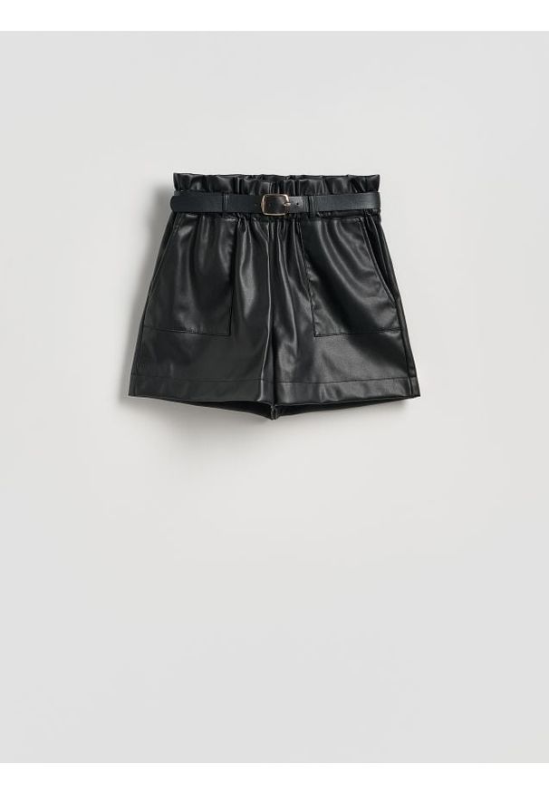 Reserved - Szorty z imitacji skóry z paskiem - czarny. Kolor: czarny. Materiał: skóra