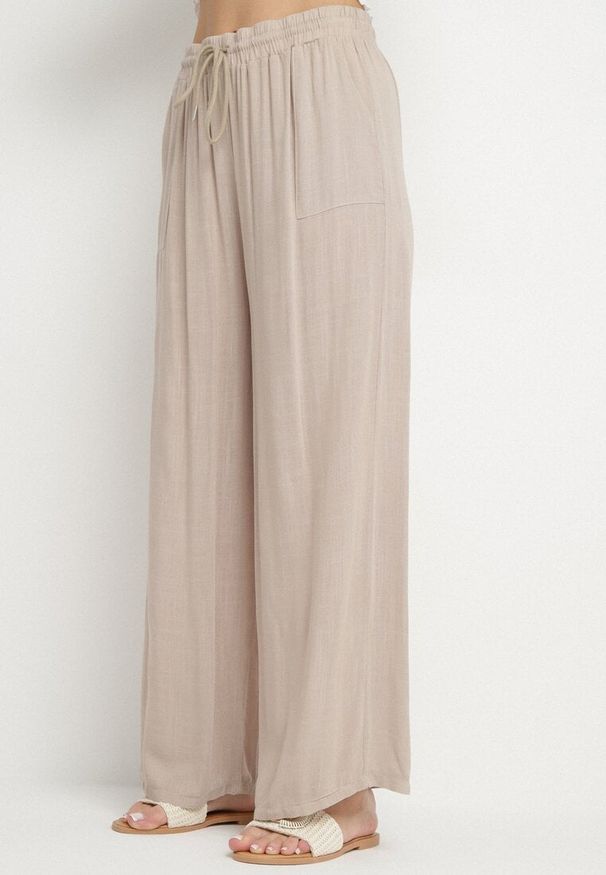 Born2be - Ciemnobeżowe Spodnie Bawełniane Szerokie z Gumką w Pasie Efranica. Okazja: na co dzień. Kolor: beżowy. Materiał: bawełna. Styl: elegancki, casual