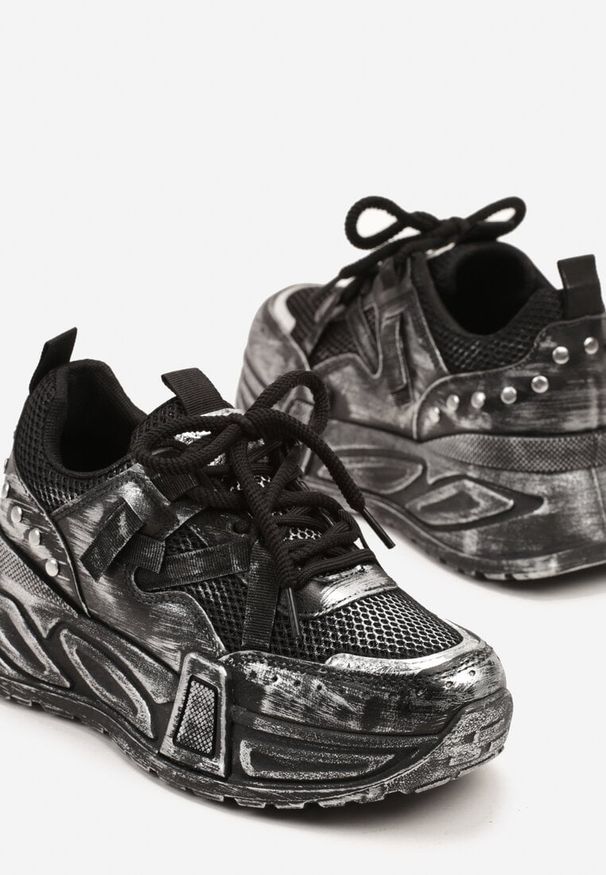 Born2be - Czarne Sneakersy na Grubej Podeszwie z Tłoczeniem i Nitami Eraviellea. Okazja: na co dzień. Kolor: czarny. Materiał: jeans