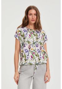 MOODO - Bluzka w kwiaty biała. Kolor: biały. Materiał: poliester, elastan. Wzór: kwiaty #1