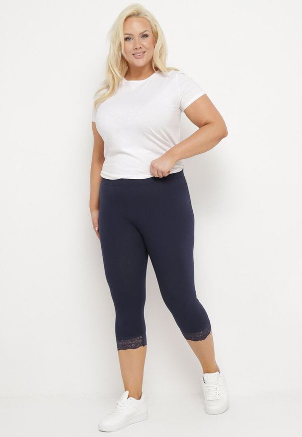 Born2be - Granatowe Spodnie Bawełniane Legginsy 3/4 z Koronką Amaratna. Okazja: na co dzień. Stan: podwyższony. Kolekcja: plus size. Kolor: niebieski. Materiał: bawełna, koronka. Wzór: koronka. Styl: elegancki, casual