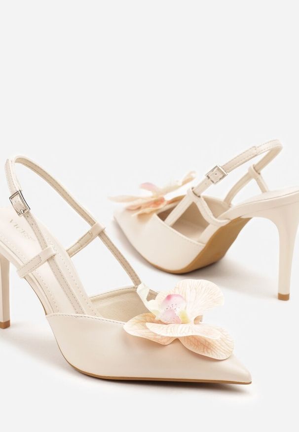 Renee - Beżowe Sandały na Szpilce Vices Slingback z Kwiatem 3D Koviano. Okazja: na wesele, na ślub cywilny, na imprezę. Zapięcie: sprzączka. Kolor: beżowy. Wzór: kwiaty. Obcas: na szpilce. Styl: elegancki, klasyczny