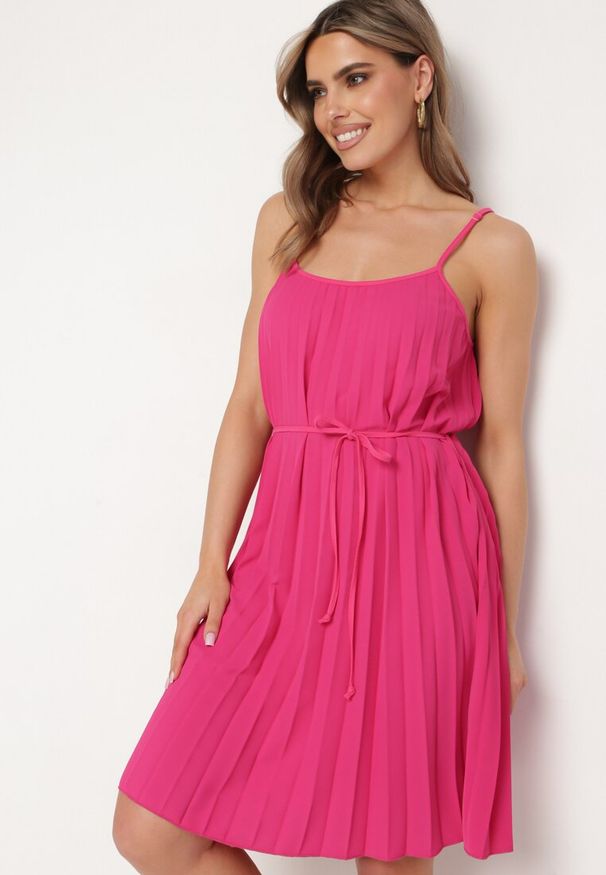 Born2be - Fuksjowa Sukienka z Regulowanymi Ramiączkami z Materiałowym Paskiem Liata. Okazja: na spacer, na imprezę. Typ kołnierza: dekolt w kształcie V. Kolor: różowy. Materiał: materiał. Długość rękawa: na ramiączkach. Sezon: lato