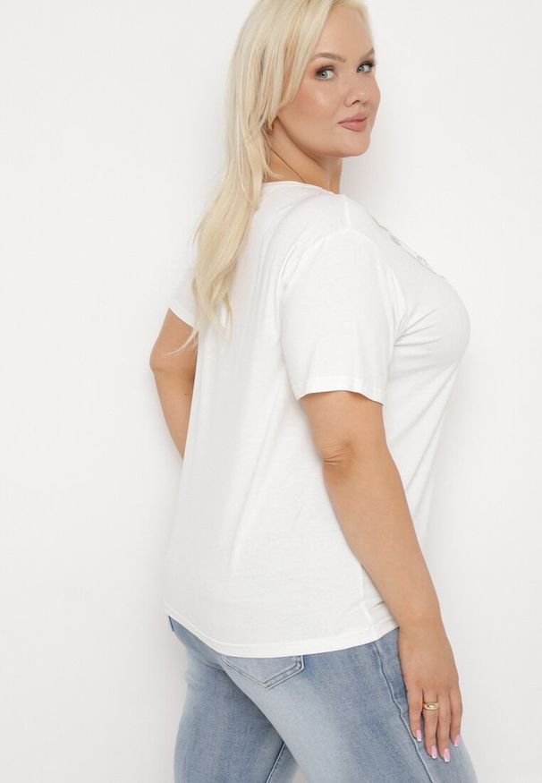 Born2be - Biały Klasyczny T-shirt z Koronką przy Dekolcie Fioma. Okazja: na spotkanie biznesowe. Kolor: biały. Materiał: koronka. Wzór: koronka. Styl: klasyczny