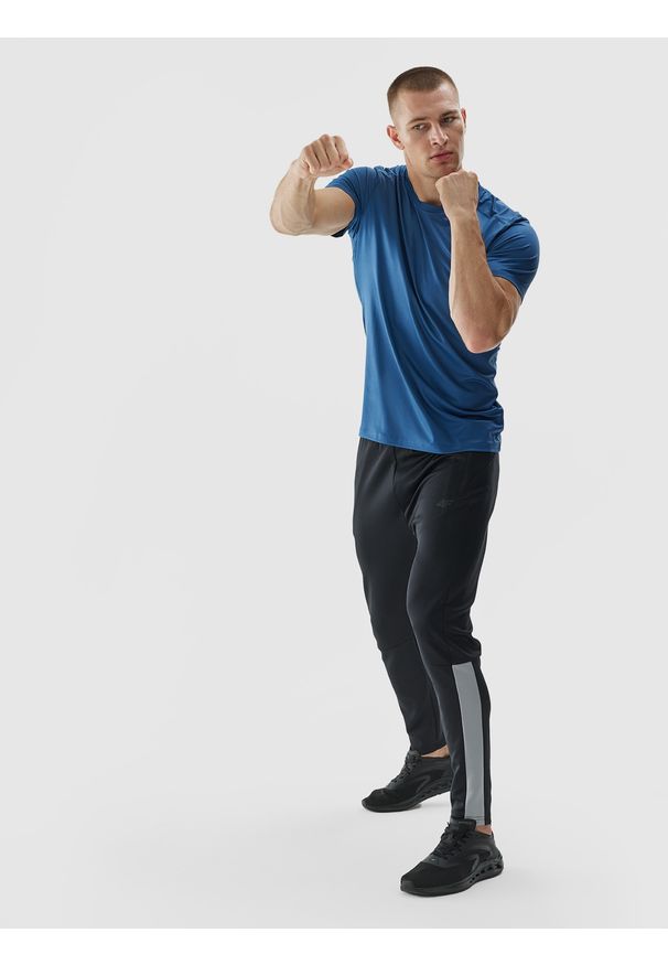 4f - 4F Spodnie treningowe szybkoschnące męskie - czarne S. Kolor: czarny. Materiał: syntetyk, włókno, dzianina, materiał, elastan. Wzór: jednolity, ze splotem. Sport: fitness