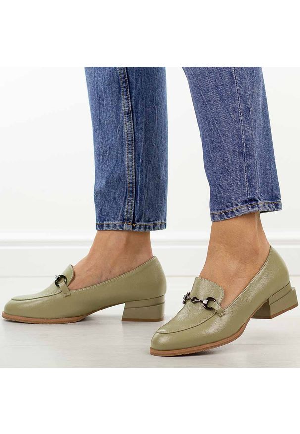 Oliwkowe półbuty damskie, mokasyny M.Daszyński Sa267-7. Okazja: na co dzień, na spotkanie biznesowe, do pracy. Nosek buta: okrągły. Kolor: zielony. Szerokość cholewki: normalna. Wzór: aplikacja. Materiał: skóra. Sezon: wiosna, jesień, lato. Obcas: na obcasie. Styl: casual, biznesowy, elegancki, klasyczny. Wysokość obcasa: niski