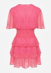 Renee - Różowa Sukienka Mini z Falbankami i Marszczeniem w Talii Kraisa. Typ kołnierza: kołnierz z falbankami. Kolor: różowy. Materiał: tkanina. Długość rękawa: krótki rękaw. Wzór: aplikacja. Sezon: wiosna, lato. Długość: mini #2