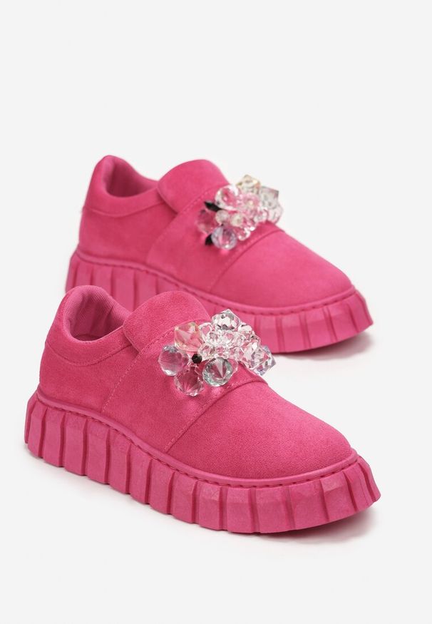 Renee - Fuksjowe Wsuwane Sneakersy na Platformie z Kryształkami Alexelina. Okazja: na co dzień. Zapięcie: bez zapięcia. Kolor: różowy. Materiał: jeans. Szerokość cholewki: normalna. Wzór: aplikacja. Obcas: na platformie