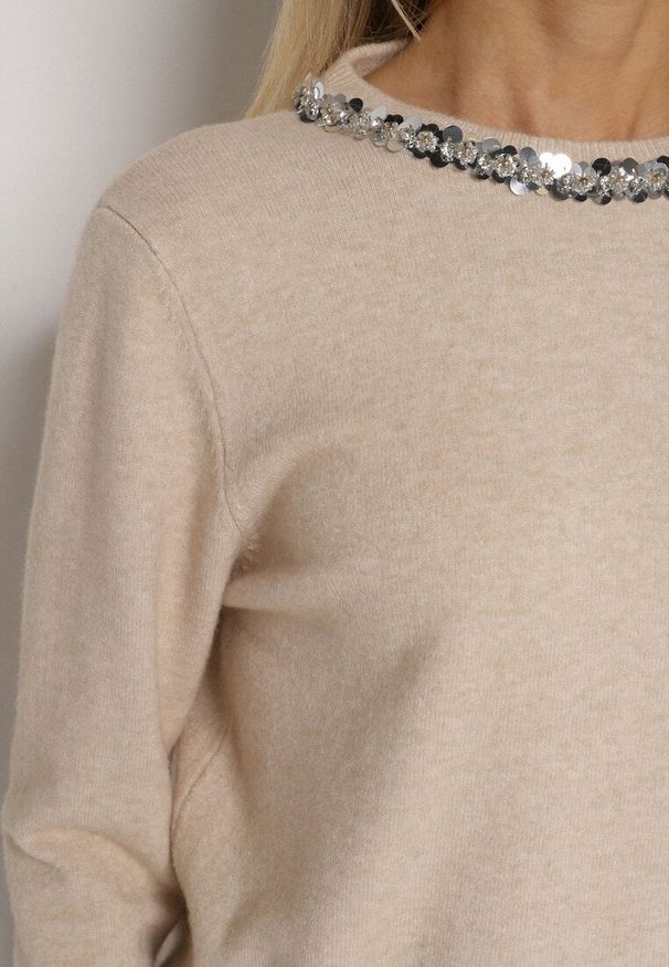 Born2be - Beżowy Sweter z Dodatkiem Kaszmiru Ozdobiony Cekinami i Cyrkoniami Vetimona. Okazja: na co dzień. Kolor: beżowy. Materiał: kaszmir. Wzór: aplikacja. Styl: elegancki, klasyczny, casual
