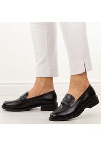 Czarne mokasyny damskie M.Daszyński 2398-4. Okazja: na co dzień. Nosek buta: okrągły. Zapięcie: bez zapięcia. Kolor: czarny. Szerokość cholewki: normalna. Materiał: skóra. Sezon: wiosna, jesień, lato. Obcas: na obcasie. Styl: casual, elegancki, klasyczny. Wysokość obcasa: niski #1