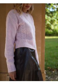 Reserved - Kardigan z ozdobnym splotem - różowy. Kolor: różowy. Materiał: dzianina, wełna. Wzór: ze splotem #1