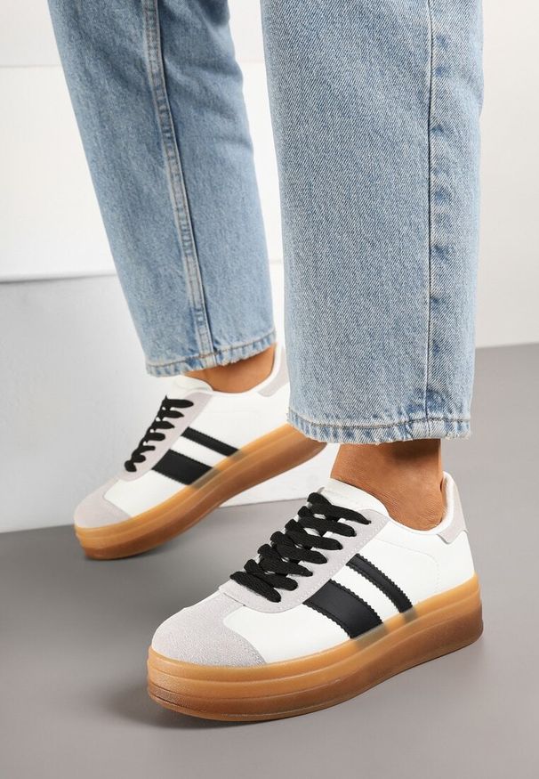 Renee - Biało-Czarne Sneakersy na Płaskiej Podeszwie z Ozdobnymi Paskami Velali. Okazja: na co dzień. Zapięcie: pasek. Kolor: biały. Materiał: jeans. Wzór: paski. Obcas: na płaskiej podeszwie