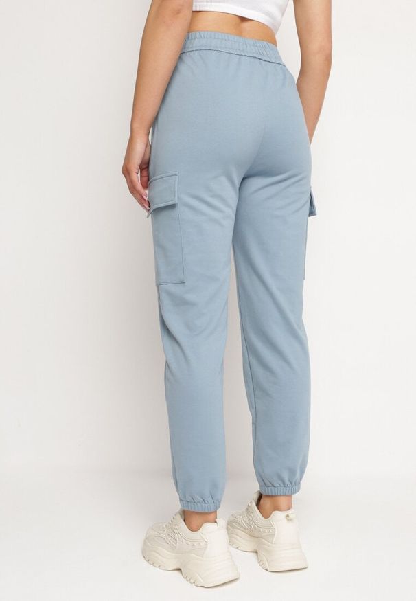 Born2be - Niebieskie Spodnie Dresowe z Bawełny z Szerokimi Kieszeniami Cargo Marnadala. Okazja: na co dzień. Kolor: niebieski. Materiał: bawełna, dresówka. Długość: długie. Sezon: wiosna, lato. Styl: casual