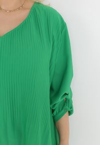 Born2be - Zielona Rozkloszowana Sukienka Mini z Plisowaniem Telesi. Kolekcja: plus size. Kolor: zielony. Długość rękawa: długi rękaw. Typ sukienki: dla puszystych. Długość: mini #7