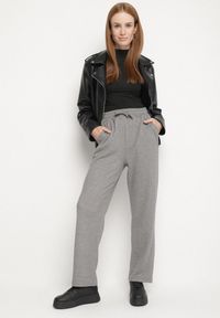 Born2be - Jasnoszare Spodnie z Wysokim Stanem Ozdobione Sznurkami Akleria. Okazja: na spacer. Stan: podwyższony. Kolor: szary. Materiał: jeans. Wzór: aplikacja #4