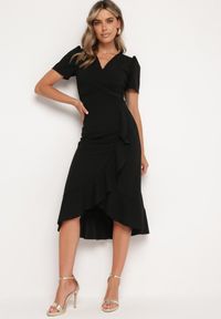 Born2be - Czarna Sukienka Taliowana z Kopertowym Dekoltem i Falbanką Tatania. Okazja: na co dzień. Kolor: czarny. Długość rękawa: krótki rękaw. Typ sukienki: kopertowe. Styl: casual, elegancki, klasyczny #1