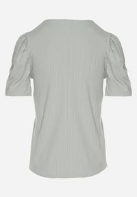 Born2be - Zielony Prążkowany T-shirt z Zakładkami przy Rękawach Kolanovia. Okazja: na co dzień. Kolor: zielony. Materiał: prążkowany. Styl: casual #4