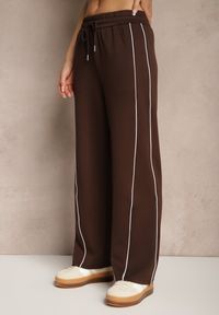 Renee - Brązowe Spodnie Dresowe z Bawełną o Szerokim Kroju High Waist z Paskami Salliara. Okazja: na co dzień. Stan: podwyższony. Kolor: brązowy. Materiał: dresówka, bawełna. Styl: elegancki, casual