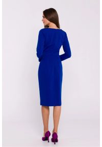 Stylove - Elegancka sukienka ołówkowa z asymetrycznym dekoltem chaber. Okazja: na spotkanie biznesowe, do pracy. Długość rękawa: długi rękaw. Typ sukienki: ołówkowe, asymetryczne. Styl: elegancki #3