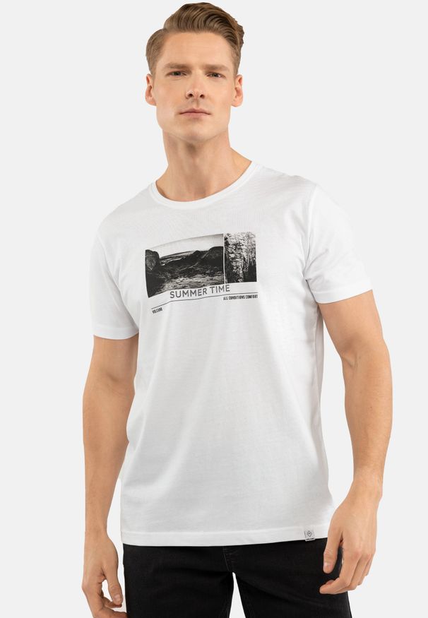 Volcano - T-shirt z printem T-REGGIE. Kolor: biały. Materiał: materiał, bawełna, włókno, skóra. Długość rękawa: krótki rękaw. Długość: krótkie. Wzór: nadruk. Sezon: lato