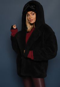 Renee - Czarna Futerkowa Kurtka Teddy z Kapturem z Wsuwanymi Kieszeniami Gerovia. Okazja: na co dzień. Typ kołnierza: kaptur. Kolor: czarny. Materiał: jeans. Styl: elegancki, casual