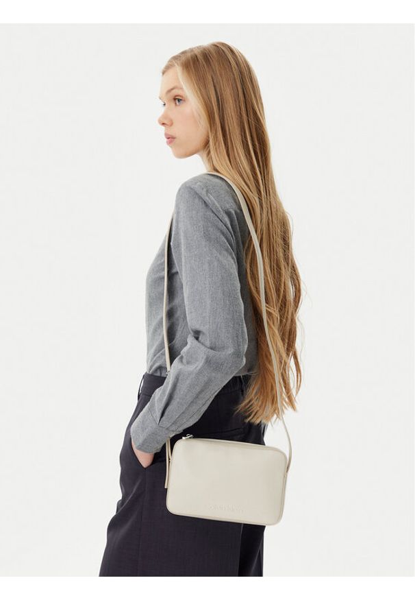 Calvin Klein Torebka Embossed Logo Camera Bag K60K612555 Beżowy. Kolor: beżowy. Materiał: skórzane