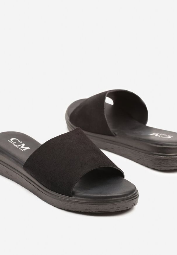 Renee - Czarne Płaskie Klapki w Stylu Basic Delarnis. Okazja: na co dzień, na spacer. Kolor: czarny. Sezon: lato. Styl: elegancki, casual