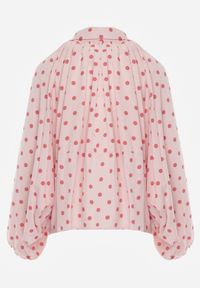 Renee - Różowa Nietoperzowa Bluza z Wiskozą w Kropki z Kołnierzykiem Meze. Okazja: na co dzień. Kolor: różowy. Materiał: wiskoza. Wzór: kropki. Styl: casual #6