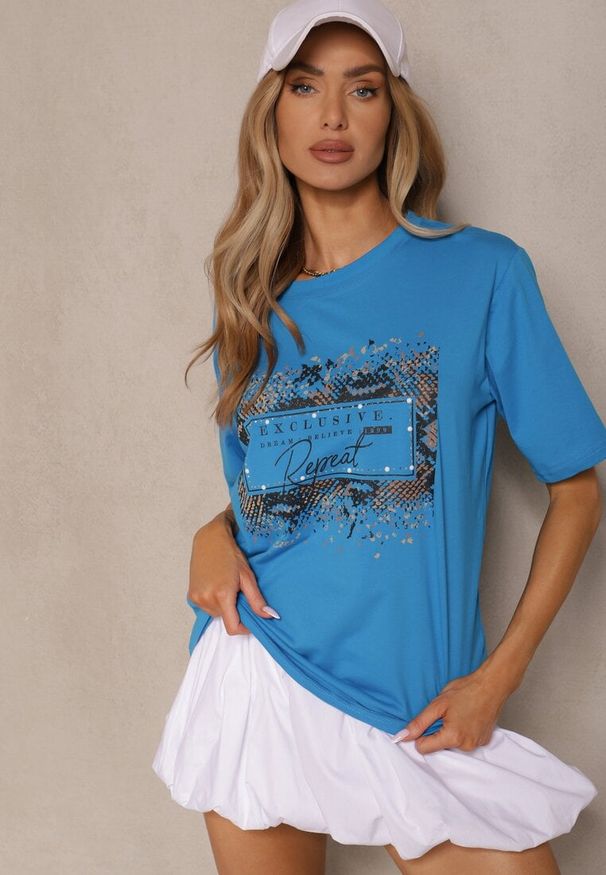 Renee - Niebieski T-shirt z Bawełny Zdobiony Nadrukiem z Cyrkoniami Idelunea. Okazja: na co dzień, na imprezę. Kolor: niebieski. Materiał: bawełna. Wzór: aplikacja, nadruk. Styl: klasyczny, casual, elegancki